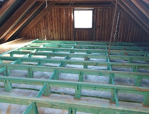 Zateplení stropu chlalupy se sedlovou střechou pomocí foukané izolace